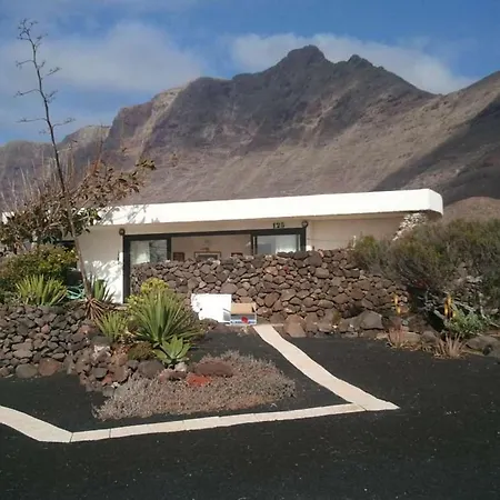 Sleeps 5 Wifi * Famara
