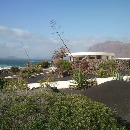 Sleeps 5 Wifi Holiday home Famara