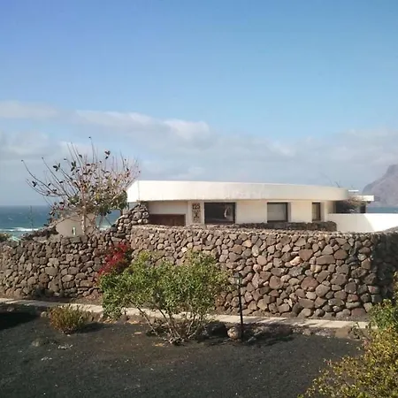 Sleeps 5 Wifi Holiday home Famara